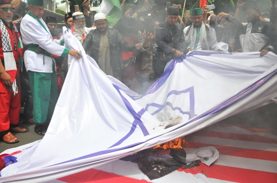 Amukan pendemo bakar foto Trump dan bendera Israel di depan Kedubes AS