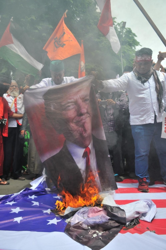 Amukan pendemo bakar foto Trump dan bendera Israel di depan Kedubes AS
