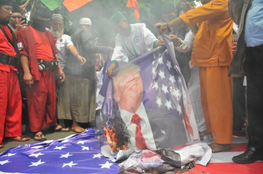 Amukan pendemo bakar foto Trump dan bendera Israel di depan Kedubes AS