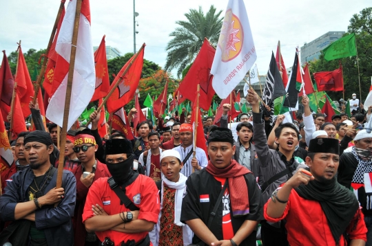 Berbondong-bondong ormas Islam geruduk Kedubes AS