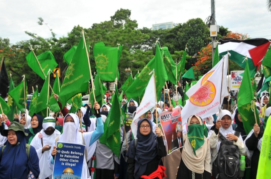 Berbondong-bondong ormas Islam geruduk Kedubes AS