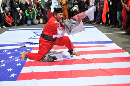 Aksi silat para jawara Betawi warnai demo di Kedubes AS