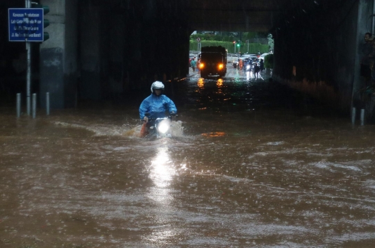 Aksi nekat pengendara terobos banjir underpass Dukuh Atas