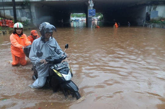 Aksi nekat pengendara terobos banjir underpass Dukuh Atas