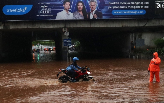 Aksi nekat pengendara terobos banjir underpass Dukuh Atas