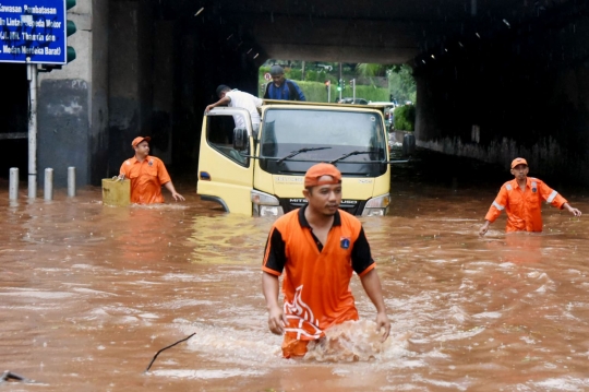 Aksi nekat pengendara terobos banjir underpass Dukuh Atas