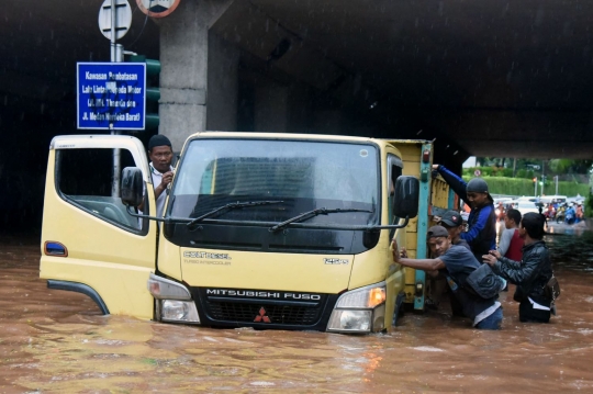 Aksi nekat pengendara terobos banjir underpass Dukuh Atas