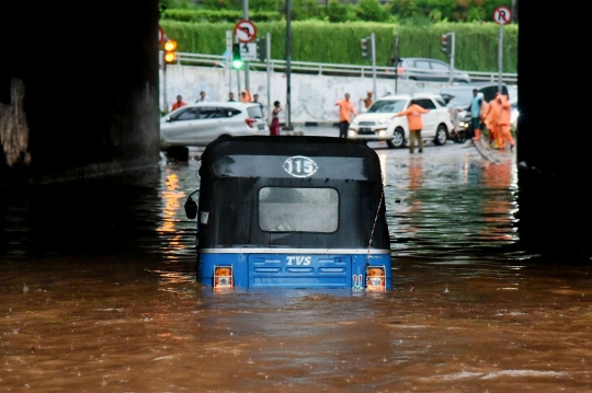 Aksi nekat pengendara terobos banjir underpass Dukuh Atas