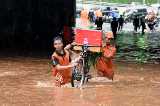 Aksi nekat pengendara terobos banjir underpass Dukuh Atas