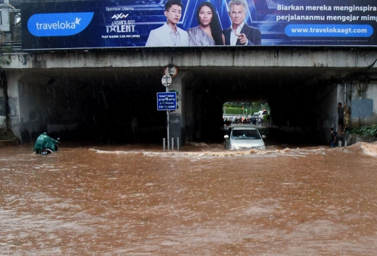 Aksi nekat pengendara terobos banjir underpass Dukuh Atas