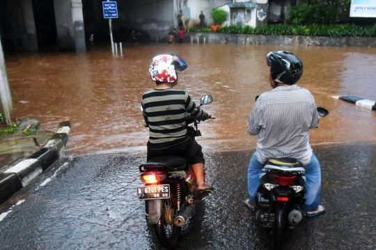 Aksi nekat pengendara terobos banjir underpass Dukuh Atas