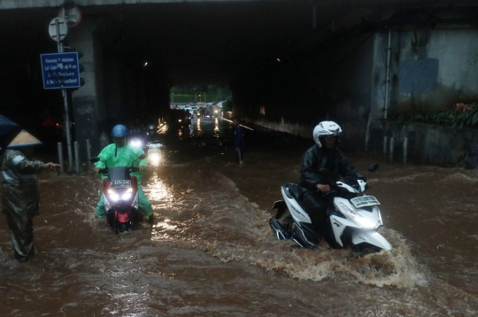 Aksi nekat pengendara terobos banjir underpass Dukuh Atas