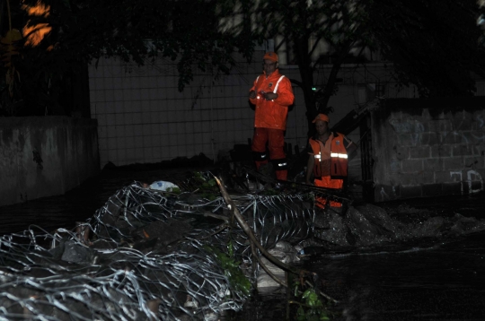 Tanggul kembali jebol, warga Jati Padang lewati malam bersama banjir