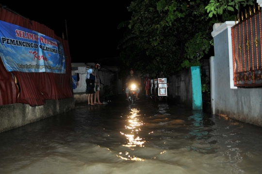 Tanggul kembali jebol, warga Jati Padang lewati malam bersama banjir