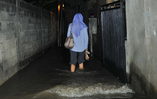 Tanggul kembali jebol, warga Jati Padang lewati malam bersama banjir