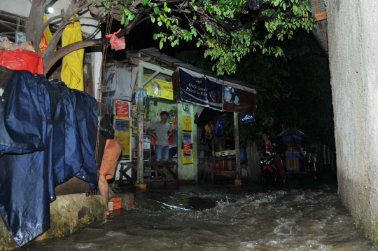 Tanggul kembali jebol, warga Jati Padang lewati malam bersama banjir