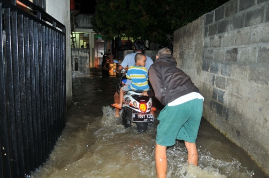 Tanggul kembali jebol, warga Jati Padang lewati malam bersama banjir