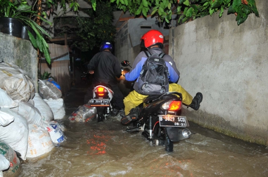 Tanggul kembali jebol, warga Jati Padang lewati malam bersama banjir