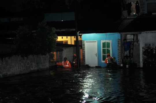 Tanggul kembali jebol, warga Jati Padang lewati malam bersama banjir