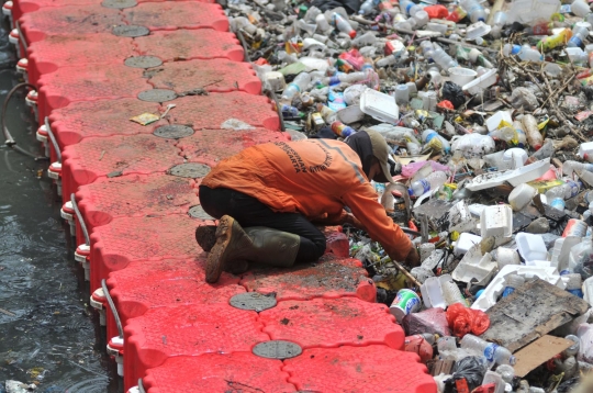 Antisipasi banjir, pasukan oranye pasang bendungan sampah di Kali Cipinang