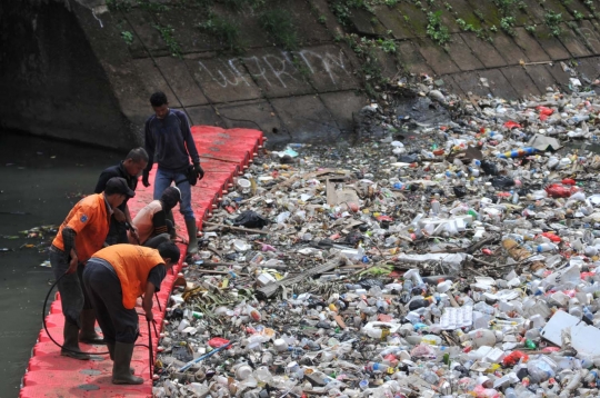 Antisipasi banjir, pasukan oranye pasang bendungan sampah di Kali Cipinang