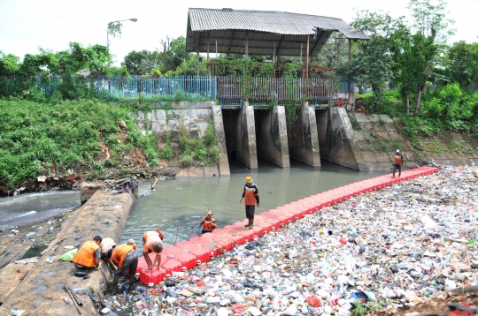 Antisipasi banjir, pasukan oranye pasang bendungan sampah di Kali Cipinang