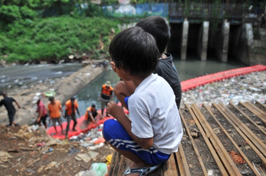 Antisipasi banjir, pasukan oranye pasang bendungan sampah di Kali Cipinang