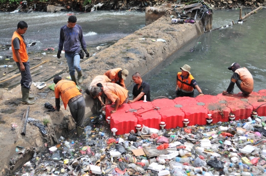 Antisipasi banjir, pasukan oranye pasang bendungan sampah di Kali Cipinang