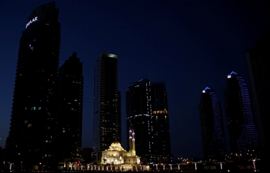 Dikelilingi gedung pencakar langit, masjid di Dubai ini paling bersinar