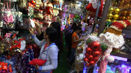 Pedagang Pasar Asemka mulai kebanjiran order pernak-pernik Natal
