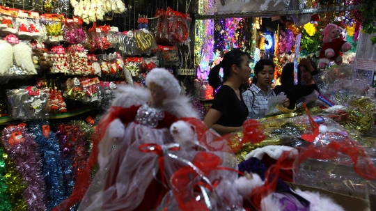 Pedagang Pasar Asemka mulai kebanjiran order pernak-pernik Natal