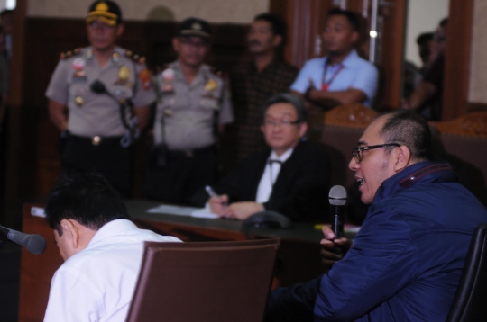 Reaksi Setnov saat hakim skor sidang perdananya