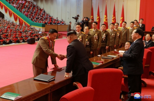 Kim Jong-un beri penghargaan ilmuwan pembuat rudal balistik