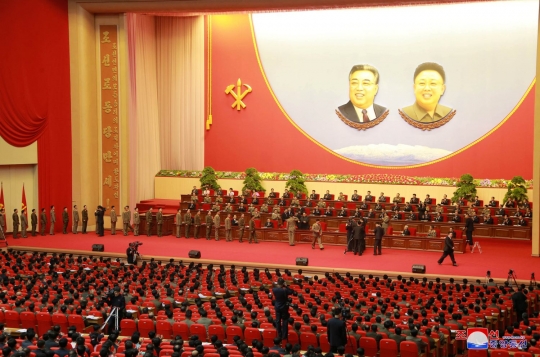 Kim Jong-un beri penghargaan ilmuwan pembuat rudal balistik