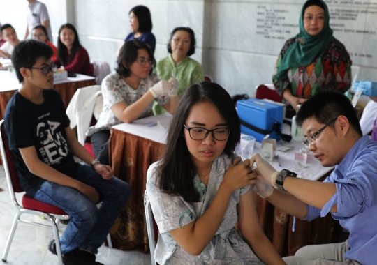 Mahasiswa mendapat imunisasi difteri