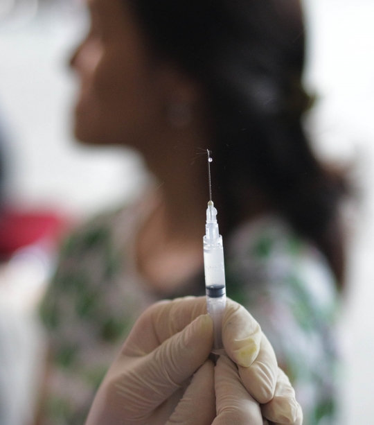 Mahasiswa mendapat imunisasi difteri