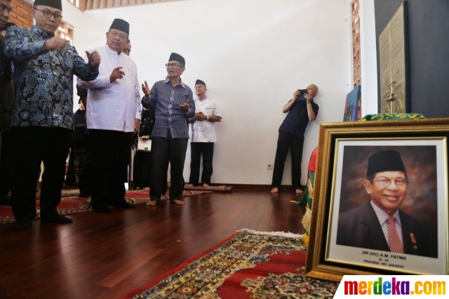 Foto : SBY dan AHY melayat jenazah AM Fatwa merdeka.com