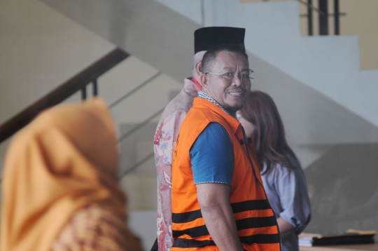 Senyuman tersangka anggota DPRD Jambi dari PAN saat diperiksa KPK