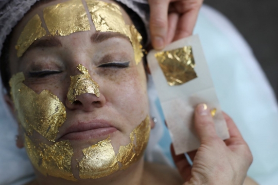 Sensasi perawatan wajah dengan emas 24 karat
