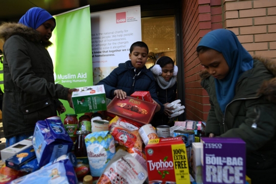 Jelang Natal, relawan masjid di London bagikan makanan untuk tunawisma