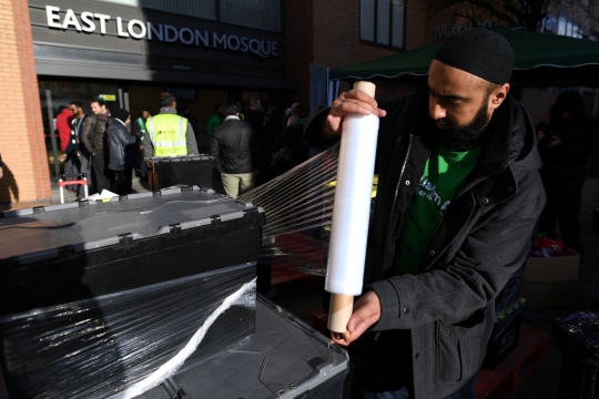 Jelang Natal, relawan masjid di London bagikan makanan untuk tunawisma