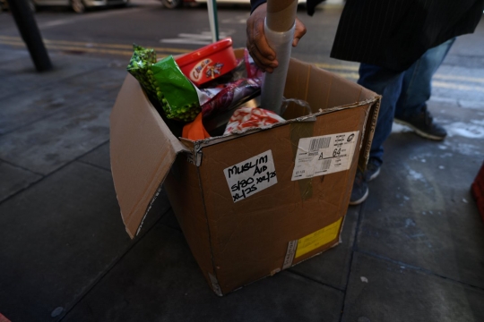 Jelang Natal, relawan masjid di London bagikan makanan untuk tunawisma