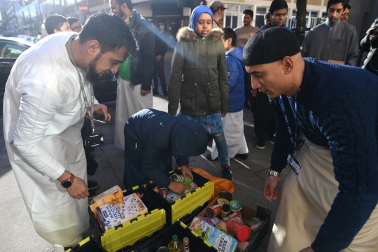 Jelang Natal, relawan masjid di London bagikan makanan untuk tunawisma