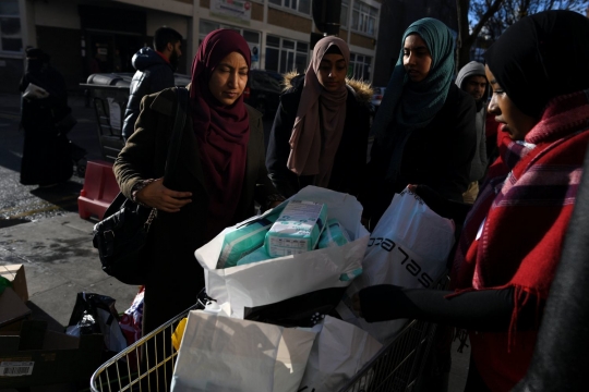 Jelang Natal, relawan masjid di London bagikan makanan untuk tunawisma