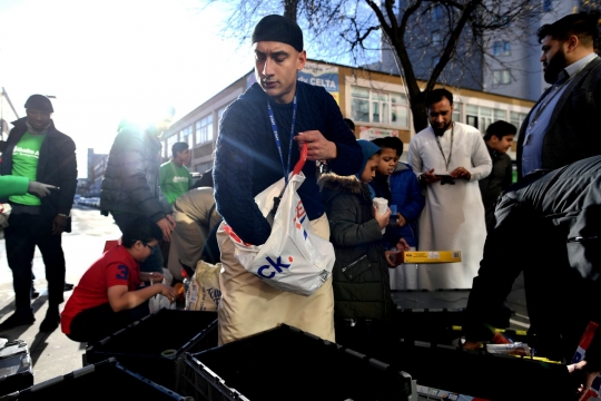 Jelang Natal, relawan masjid di London bagikan makanan untuk tunawisma