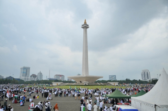 Lautan massa Aksi Bela Palestina padati Monas dan Kedubes AS