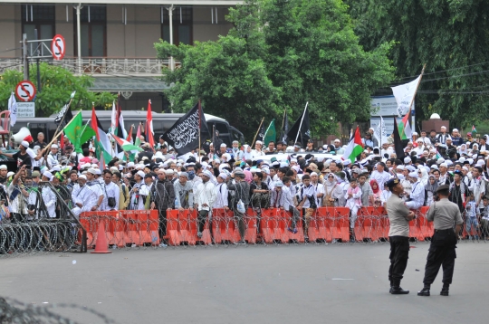 Lautan massa Aksi Bela Palestina padati Monas dan Kedubes AS