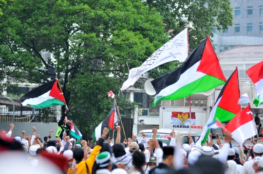 Lautan massa Aksi Bela Palestina padati Monas dan Kedubes AS
