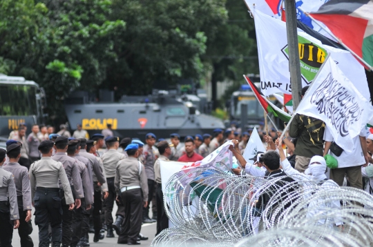 Lautan massa Aksi Bela Palestina padati Monas dan Kedubes AS