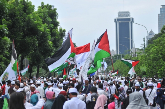 Lautan massa Aksi Bela Palestina padati Monas dan Kedubes AS